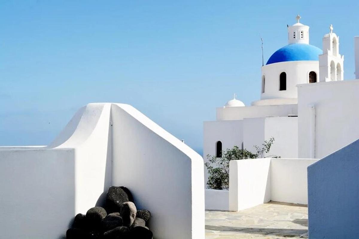 una vista d'un edifici blanc amb una cúpula blava