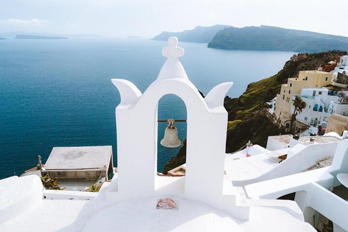 una campana al costat d'un edifici amb vistes a l'oceà