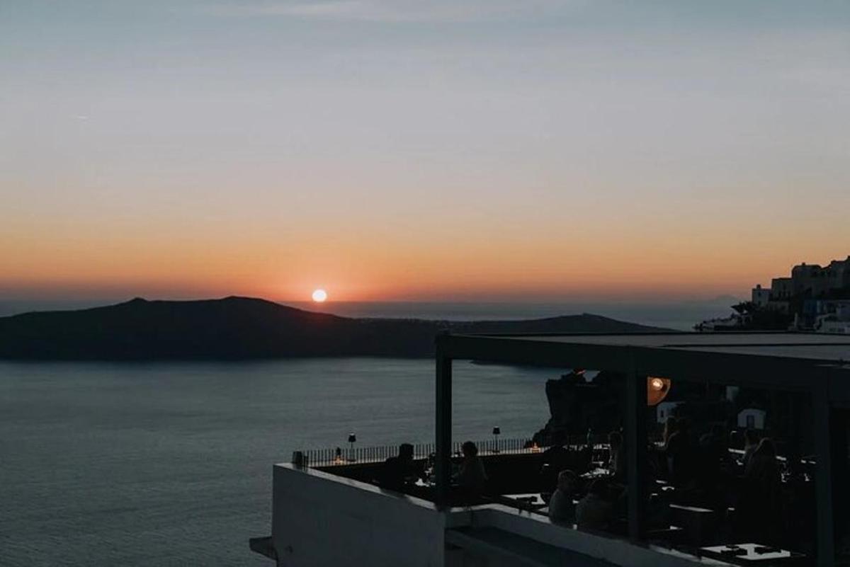 una vista de la posta de sol sobre una massa d'aigua