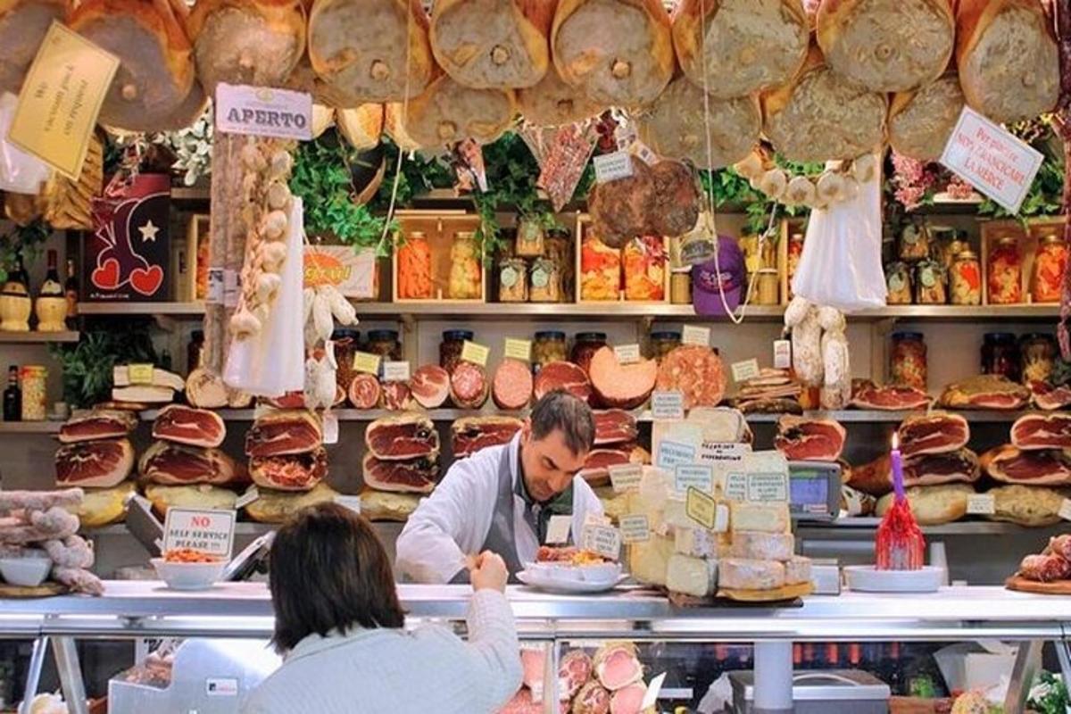 moški in ženska v trgovini z živili