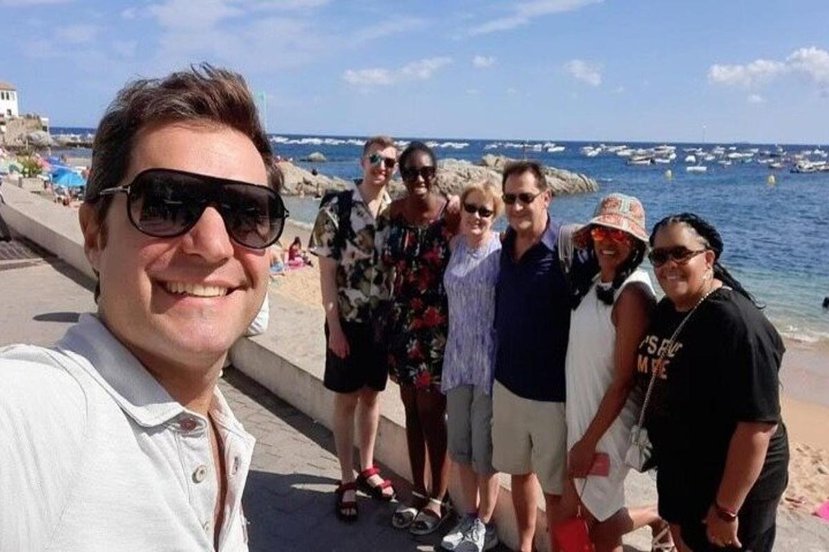un gruppo di persone in piedi vicino alla spiaggia