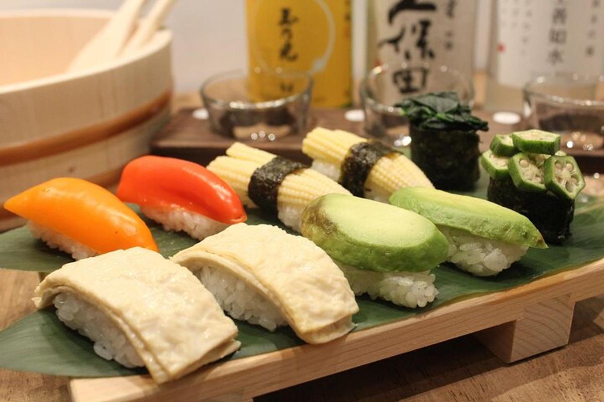 sepiring sushi dan sayuran di atas meja