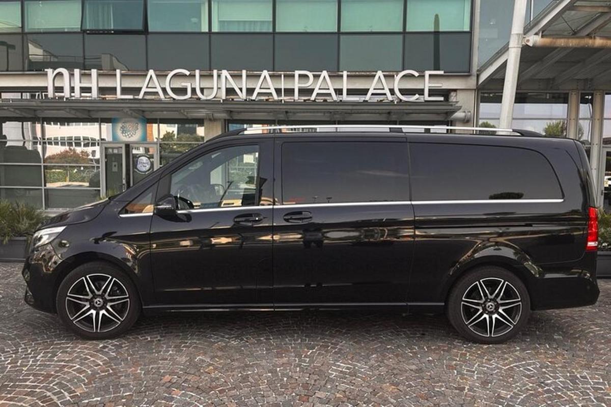 ein schwarzer Lieferwagen, der vor einem Gebäude geparkt ist
