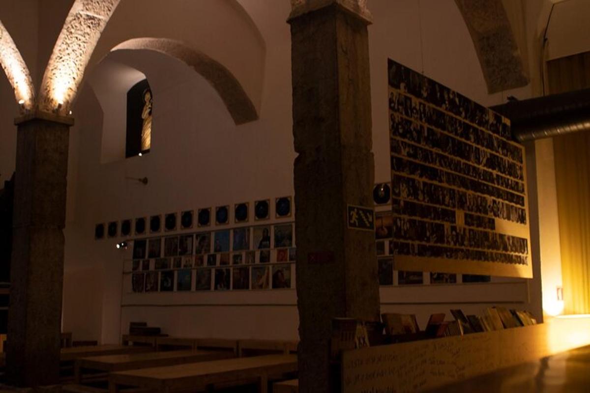 en kirke med et stort rom med bøker på veggen