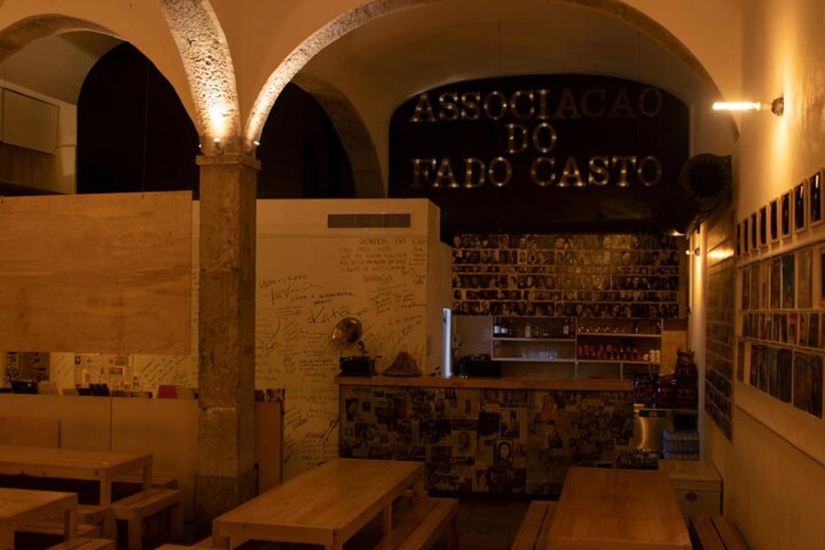 restaurace s dřevěnými stoly a policí s lahvemi vína