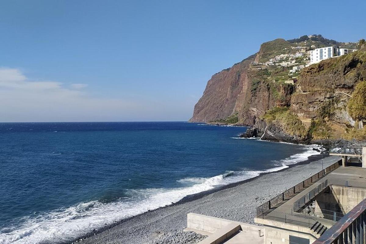 plaža z oceanom in goro