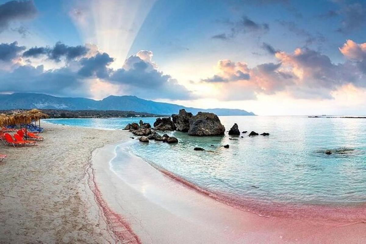 una platja amb algunes roques a l'aigua