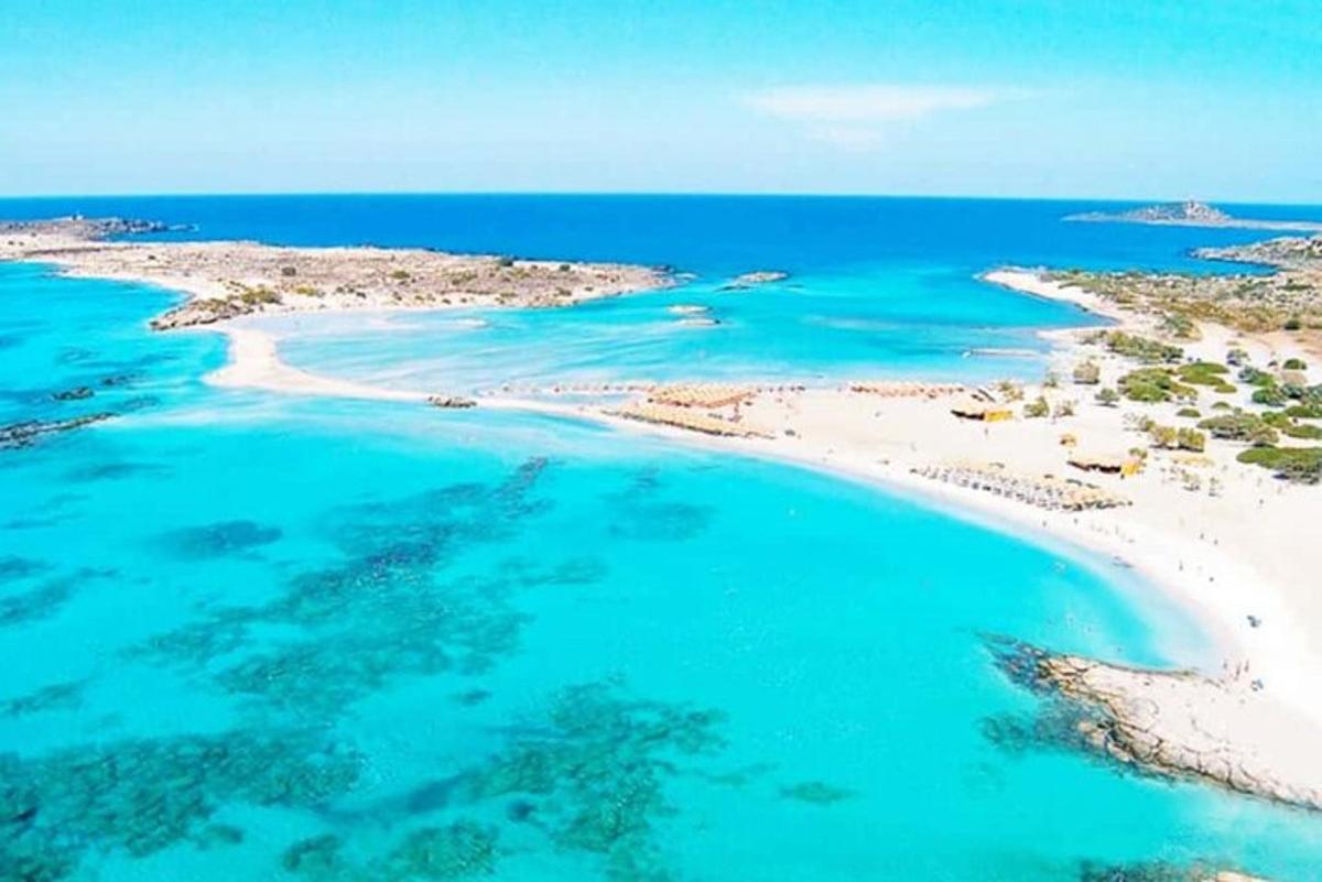 vista aèria d'una platja a l'oceà