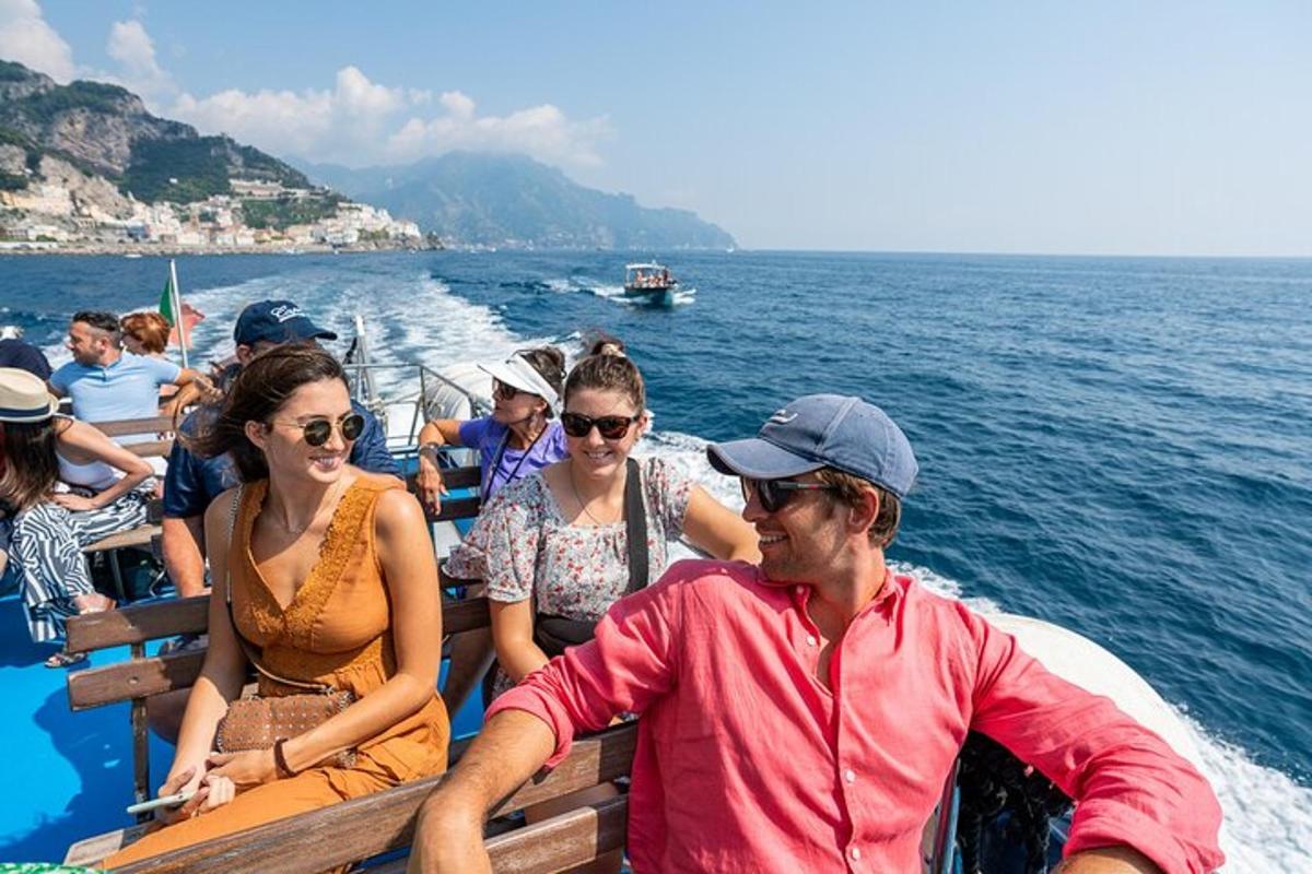 um grupo de pessoas em um barco na água