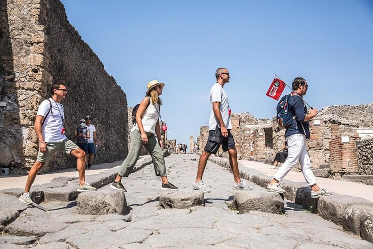 um grupo de pessoas caminhando pelas ruínas