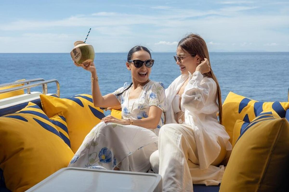 două femei stând pe o barcă în ocean