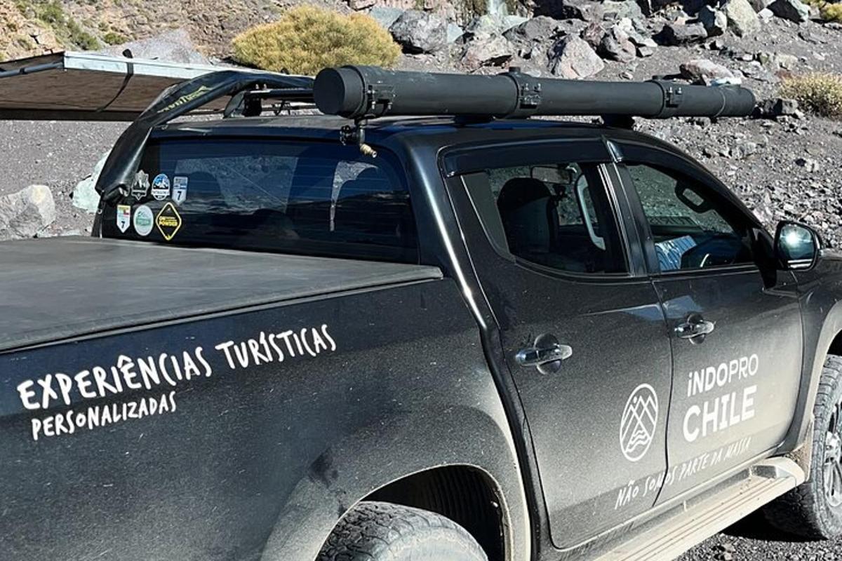 truk hitam dengan pistol di belakang