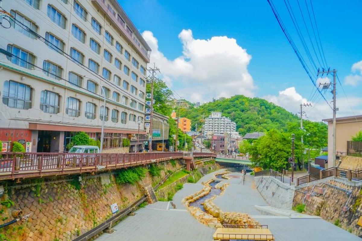 un ponte sopra un fiume in una città con edifici