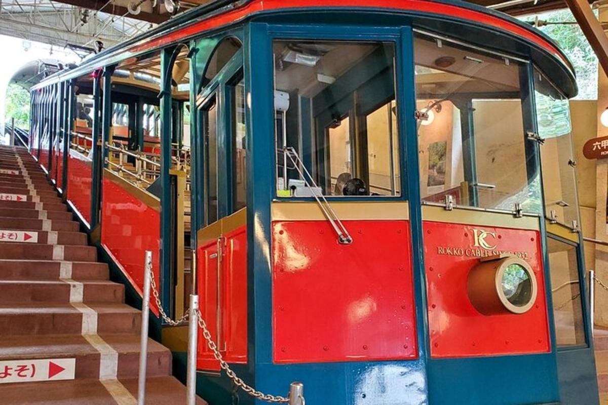 un treno rosso e blu parcheggiato accanto ad alcune scale