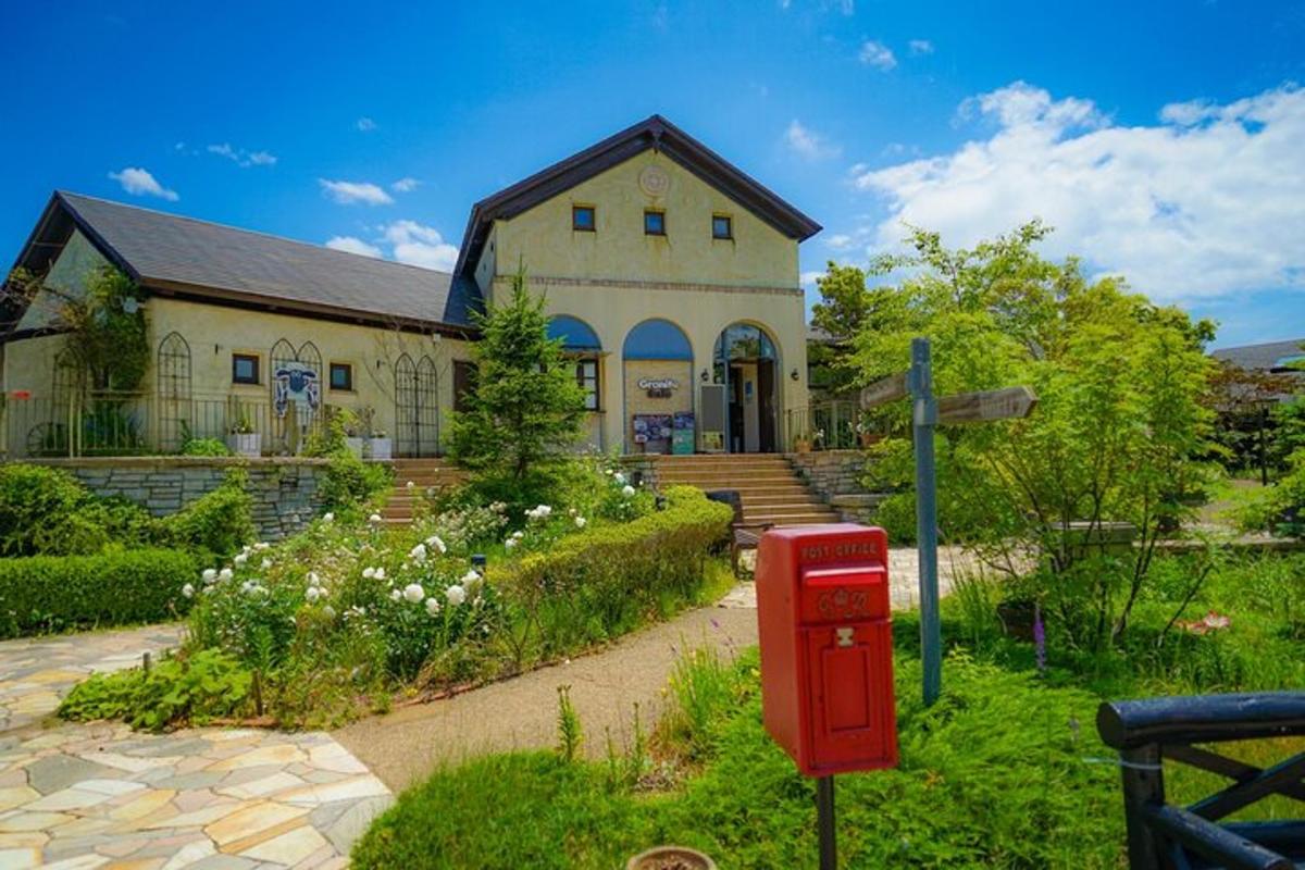 una casa con una cassetta postale rossa davanti