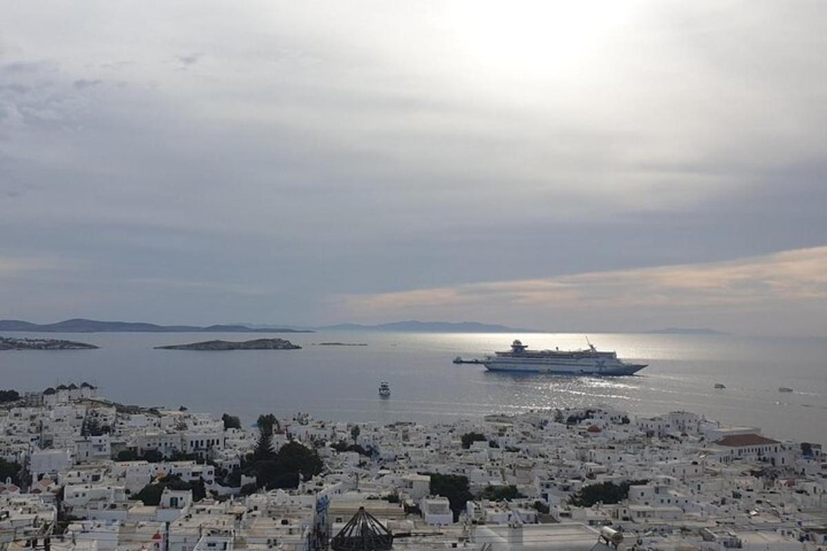 una grande barca in acqua vicino a una città