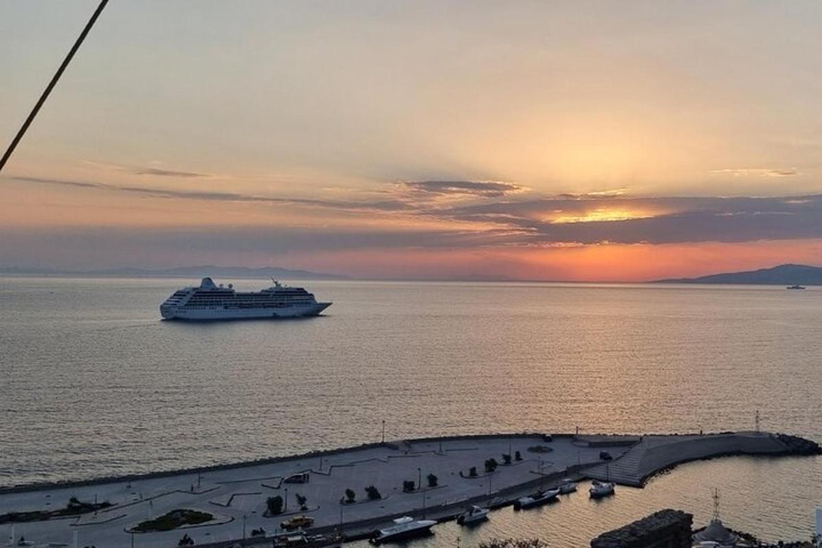 una nave da crociera nell'oceano al tramonto