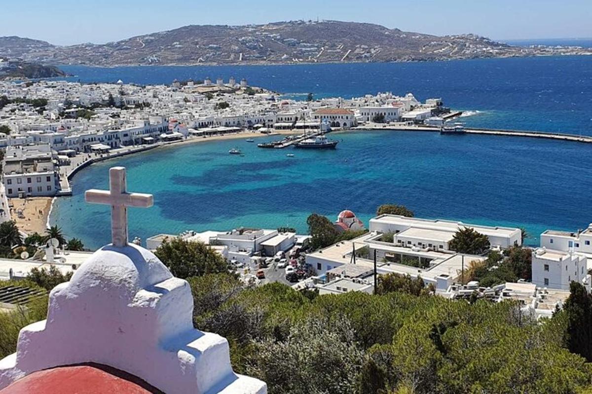 una croce in cima a una chiesa con un porto
