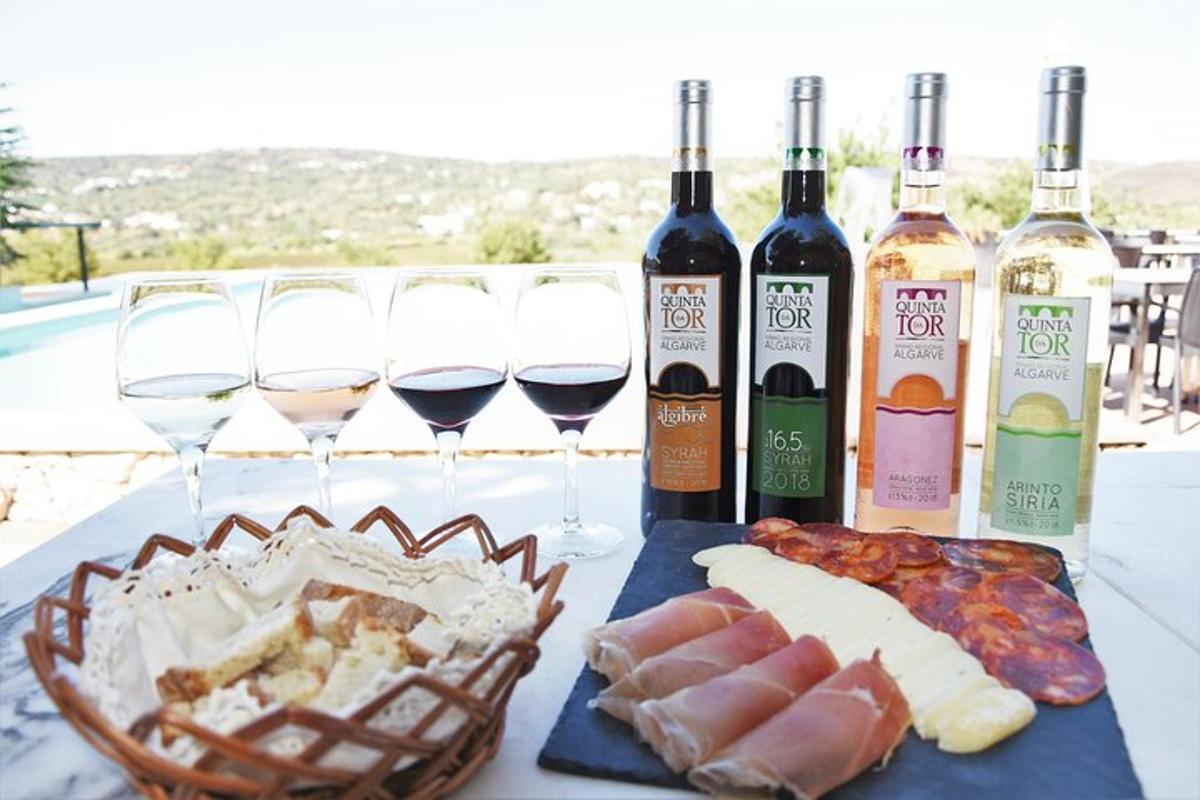 un tavolo con bicchieri da vino e un cesto di cibo