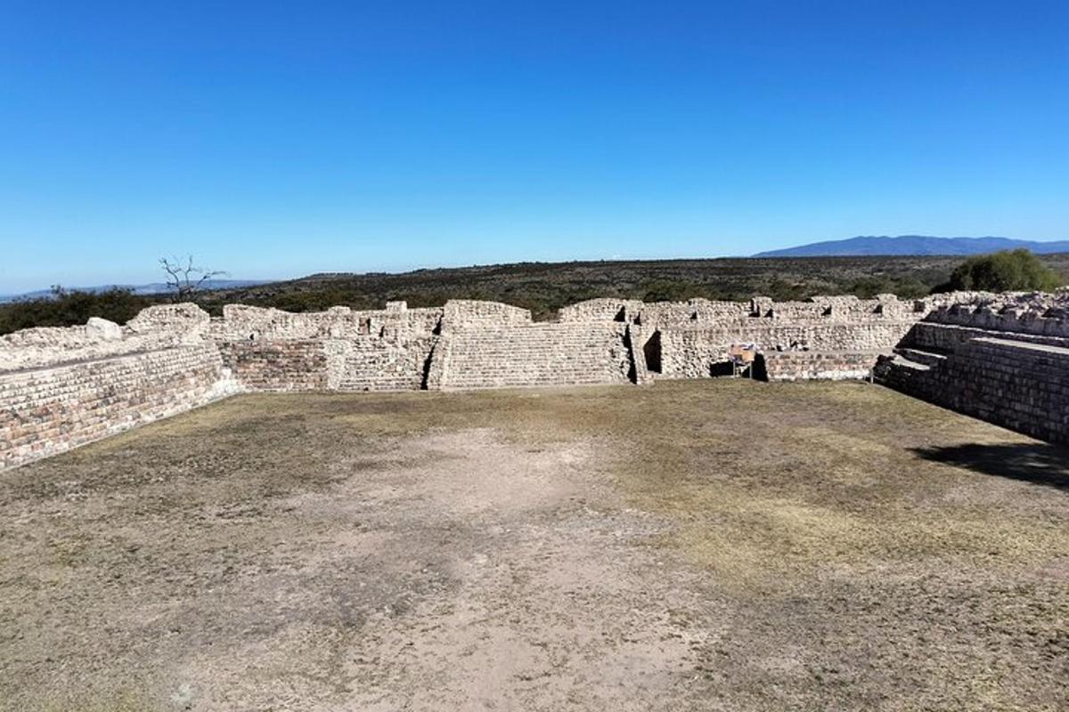 un antic edifici de maó amb un fons de cel