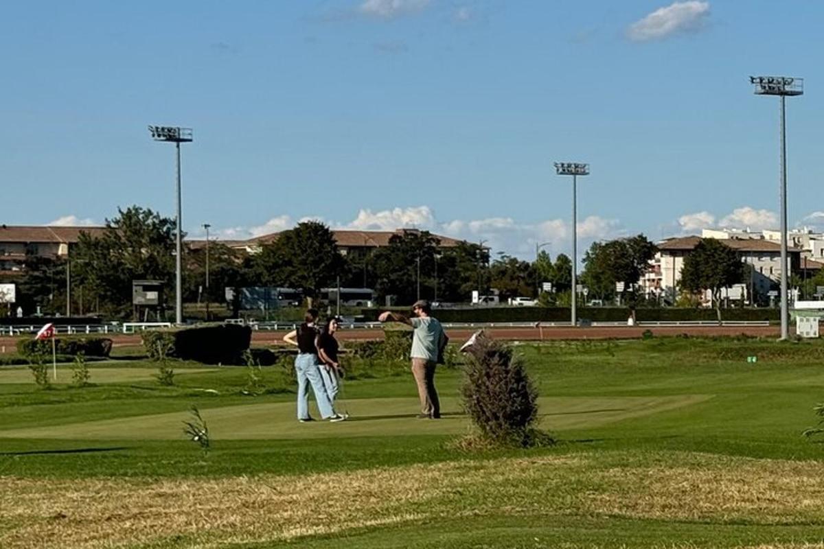skupina ljudi, ki igrajo golf na igrišču za golf