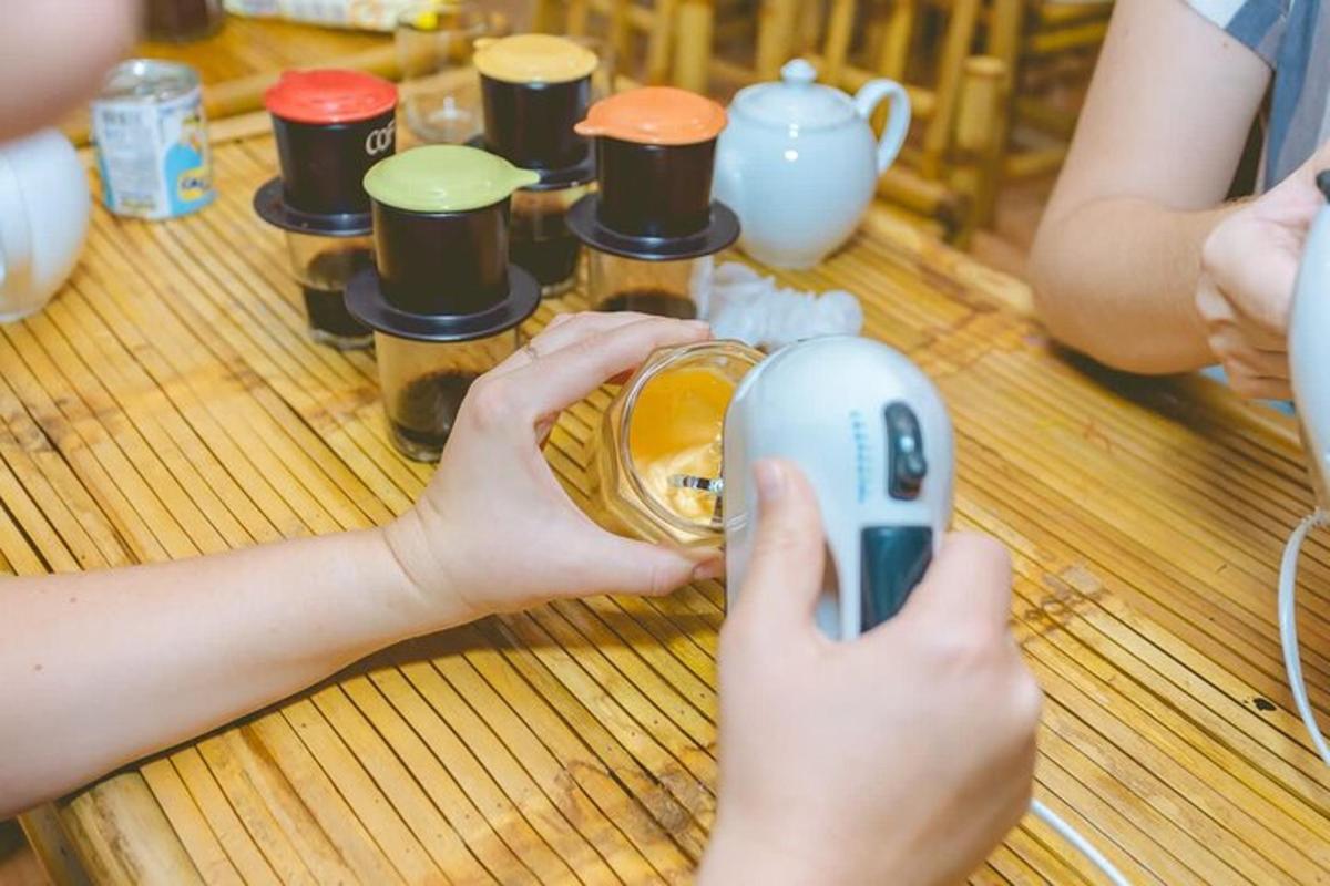 una persona tomando una fotografía de una mesa con un vaso