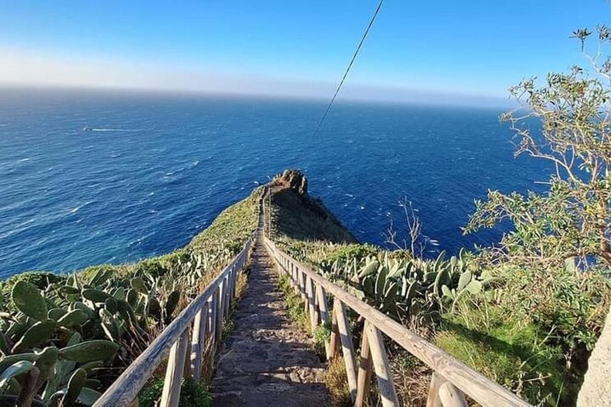 un sentiero su una collina vicino all'oceano