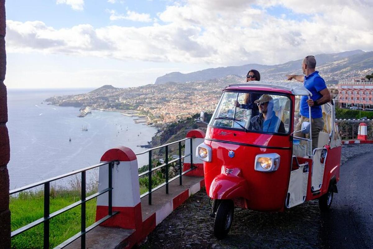 due uomini guidano un piccolo scooter rosso e bianco