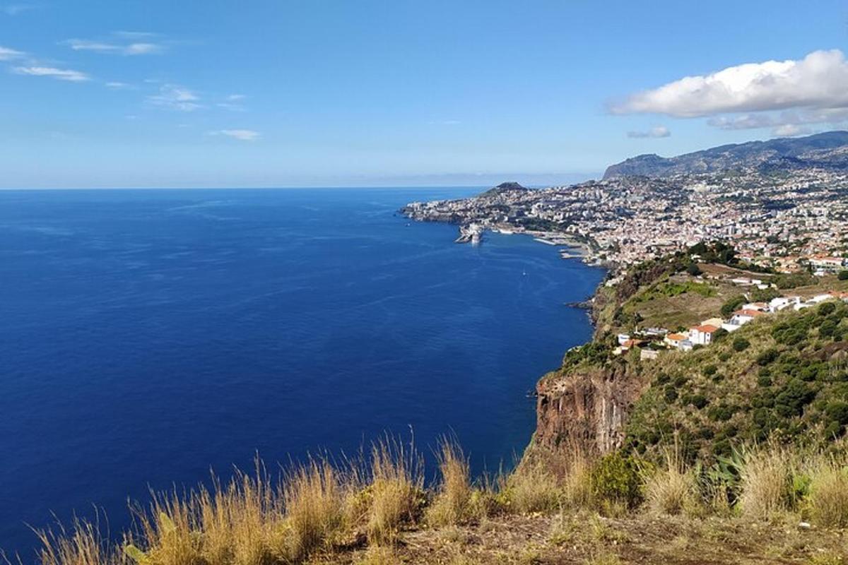 un grande specchio d'acqua con una città su una collina