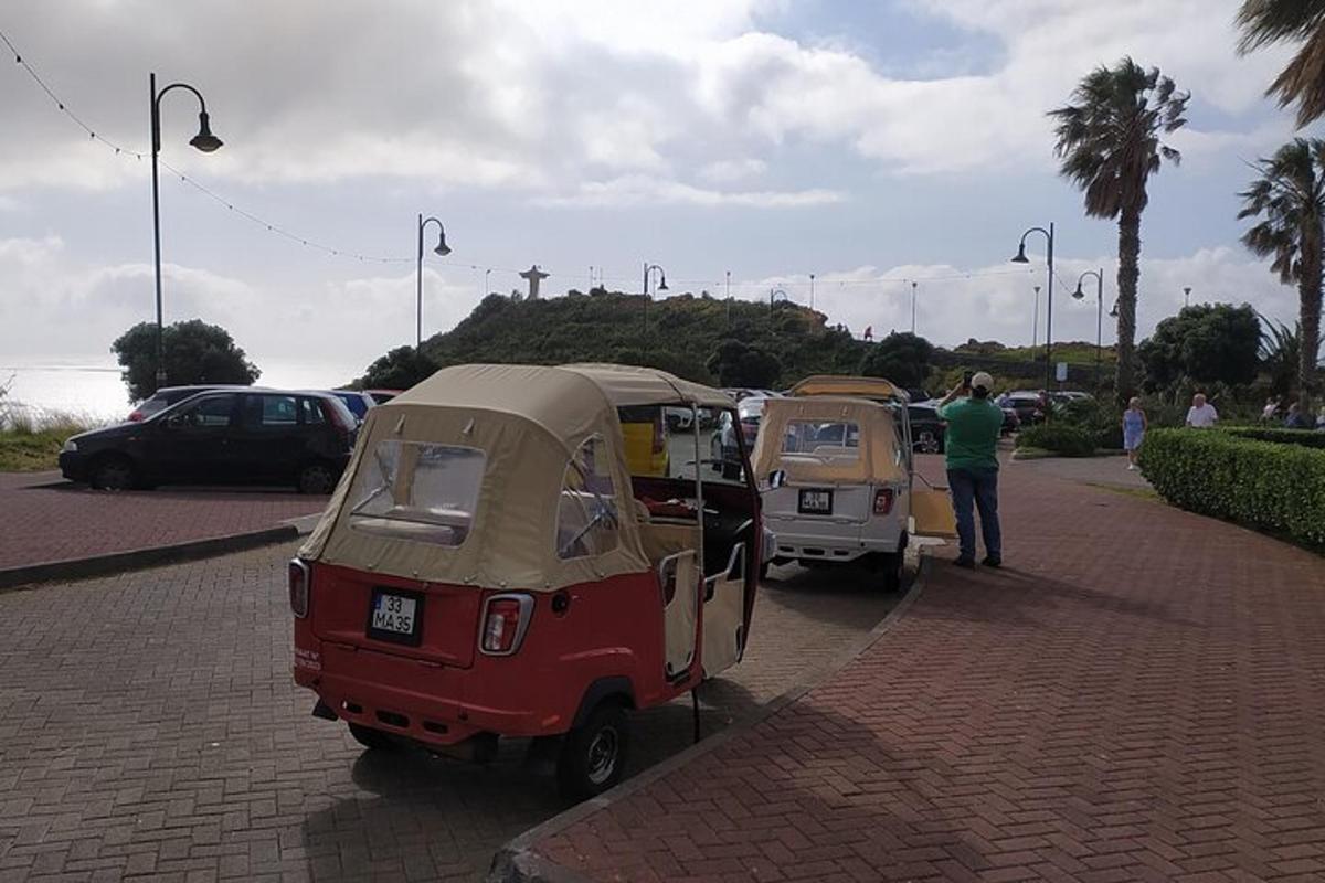 un gruppo di tre veicoli parcheggiati su una strada