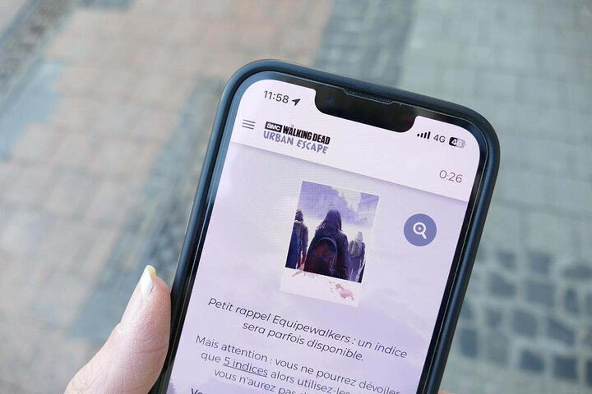 Hönd sem heldur á farsíma með Theify appinu á sér