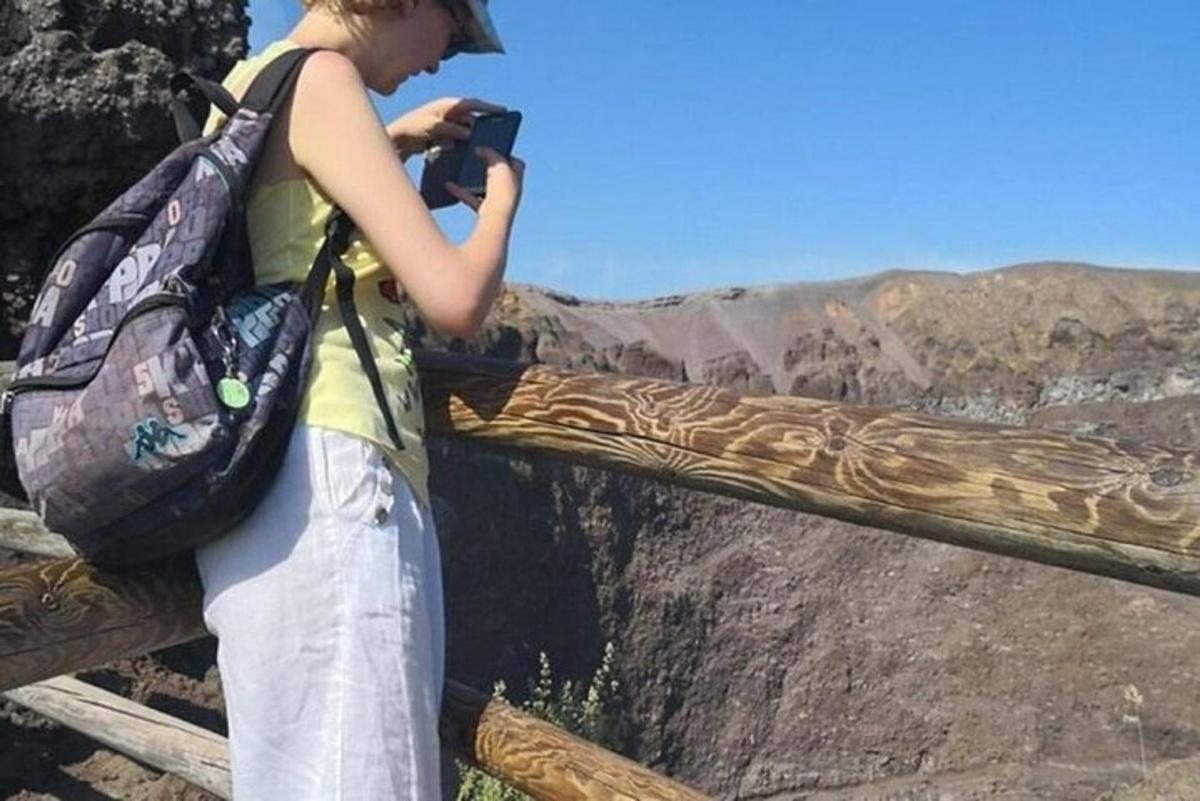 Žena s batohem fotí Grand Canyon