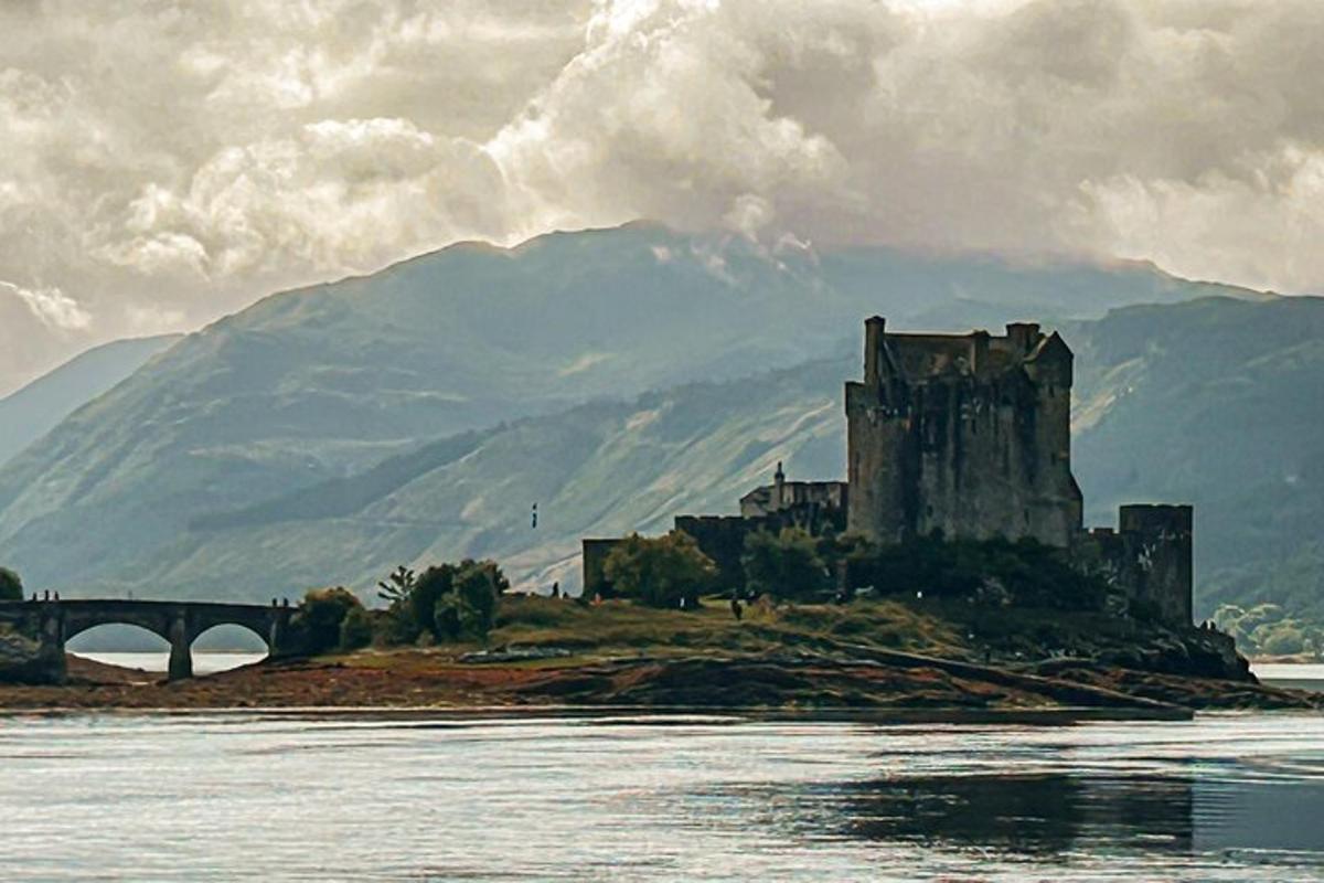 un castello su un'isola nell'acqua con un ponte