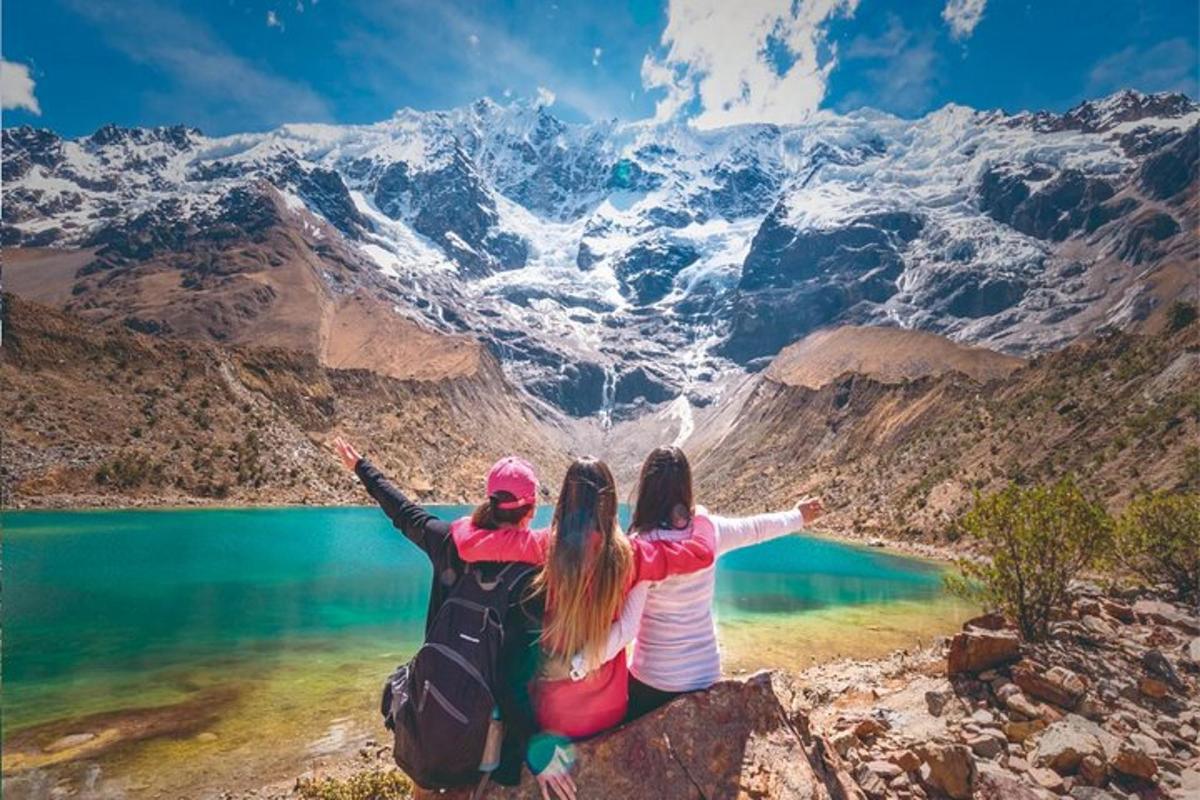 un gruppo di tre persone sedute in cima a una montagna