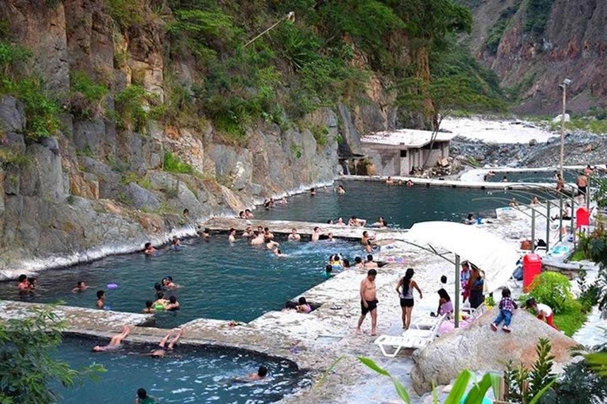 川の水たまりで泳ぐ人々のグループ