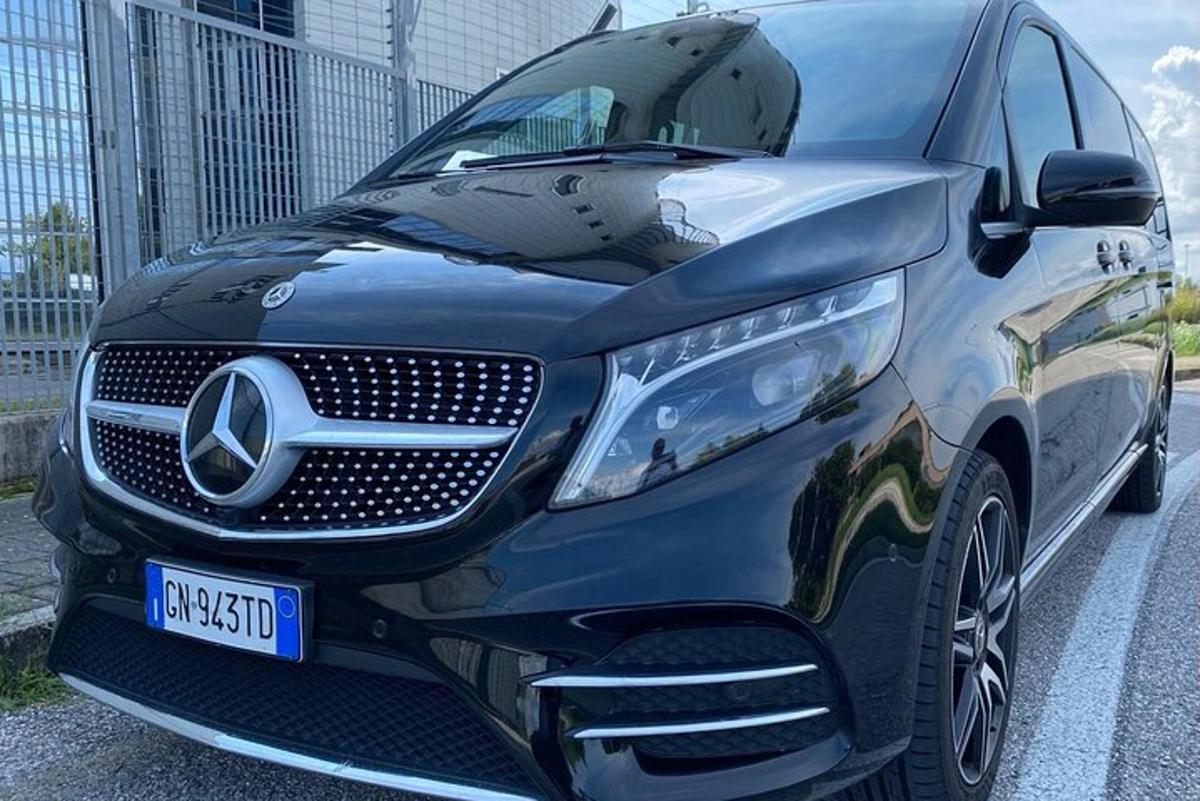 čierne auto zaparkované na parkovisku