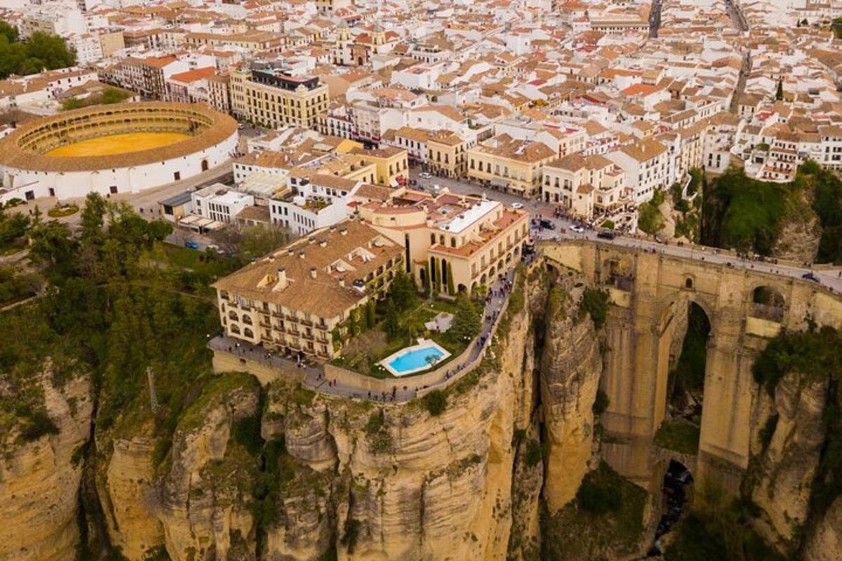 una vista aérea de una ciudad en la cima de una montaña