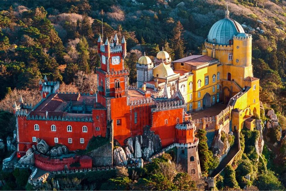 hrad na vrcholu kopce se stromy