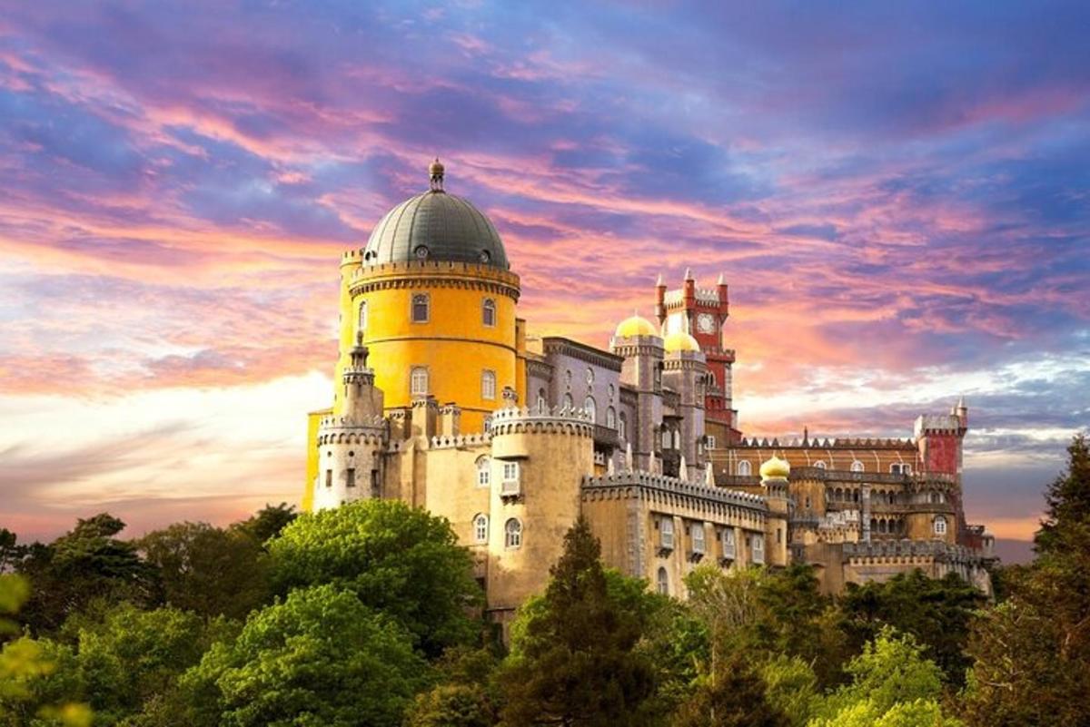 um castelo em uma colina com um pôr do sol ao fundo