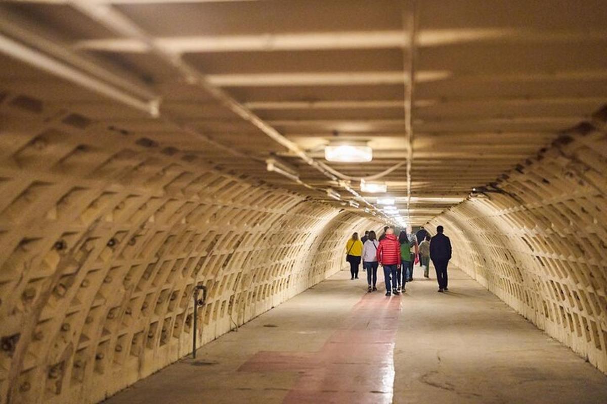 un gruppo di persone che camminano in un tunnel