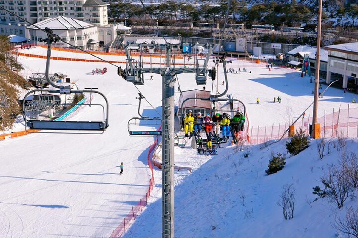 um grupo de pessoas em um teleférico na neve
