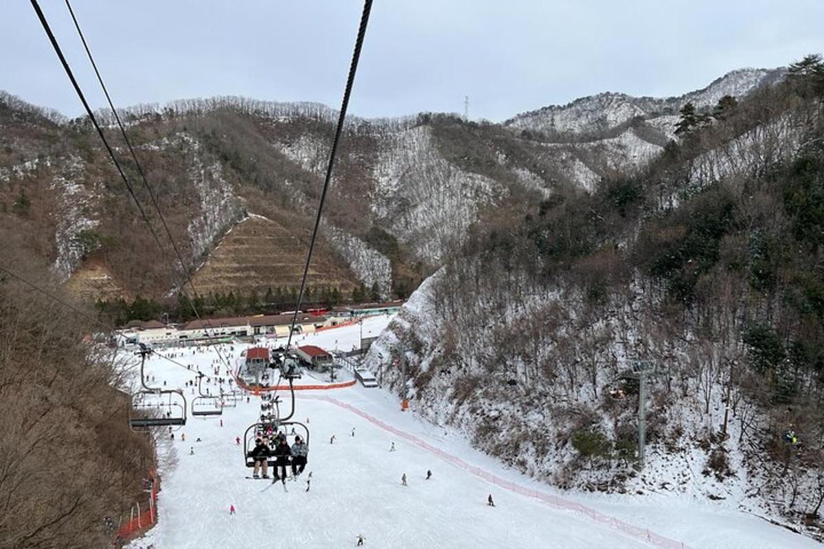 um grupo de pessoas andando de teleférico na neve