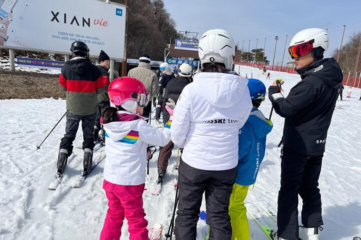 um grupo de pessoas esquiando na neve