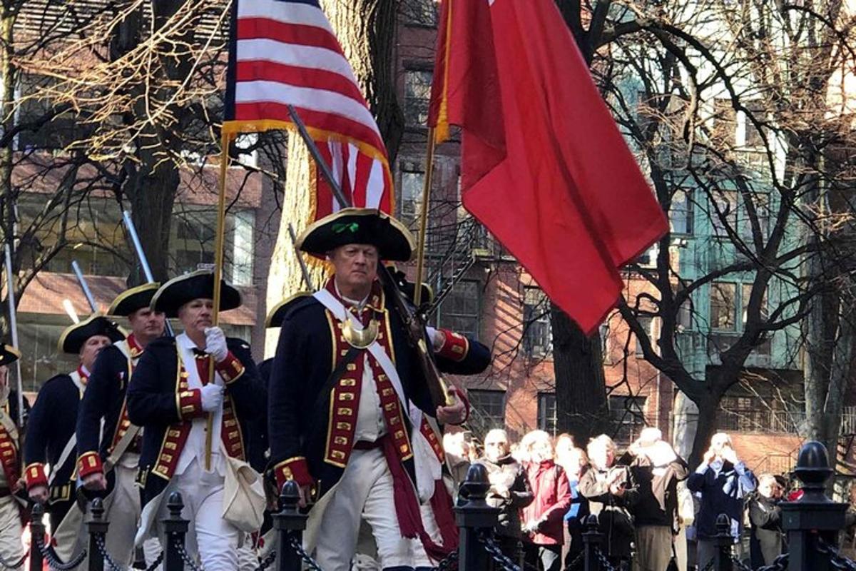 sekumpulan lelaki berpakaian seragam tentera memegang bendera amerika