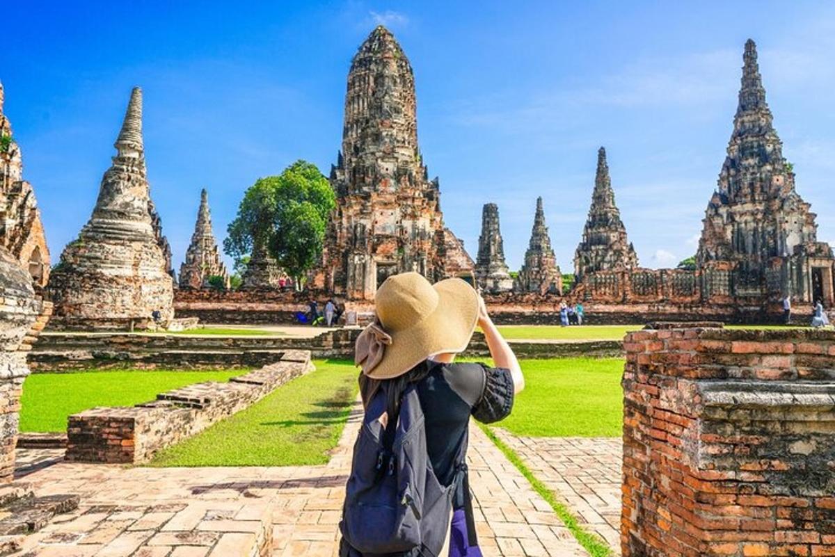 eine Frau steht vor einem Tempel