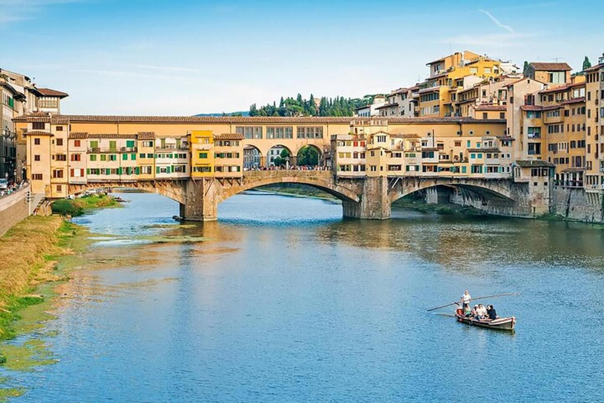 una barca su un fiume di fronte a un ponte