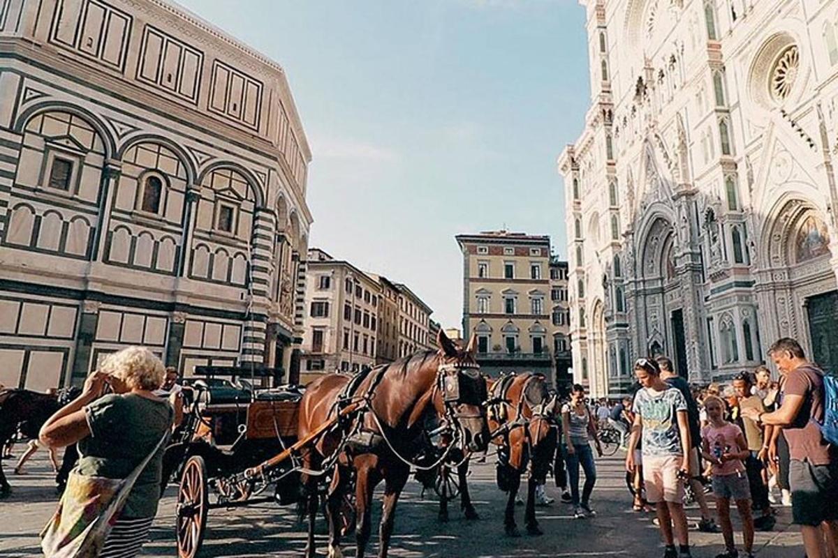 una carrozza trainata da cavalli su una strada cittadina
