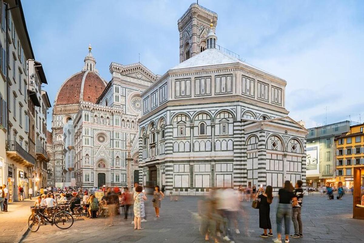 un grande edificio con una torre dell'orologio in una città
