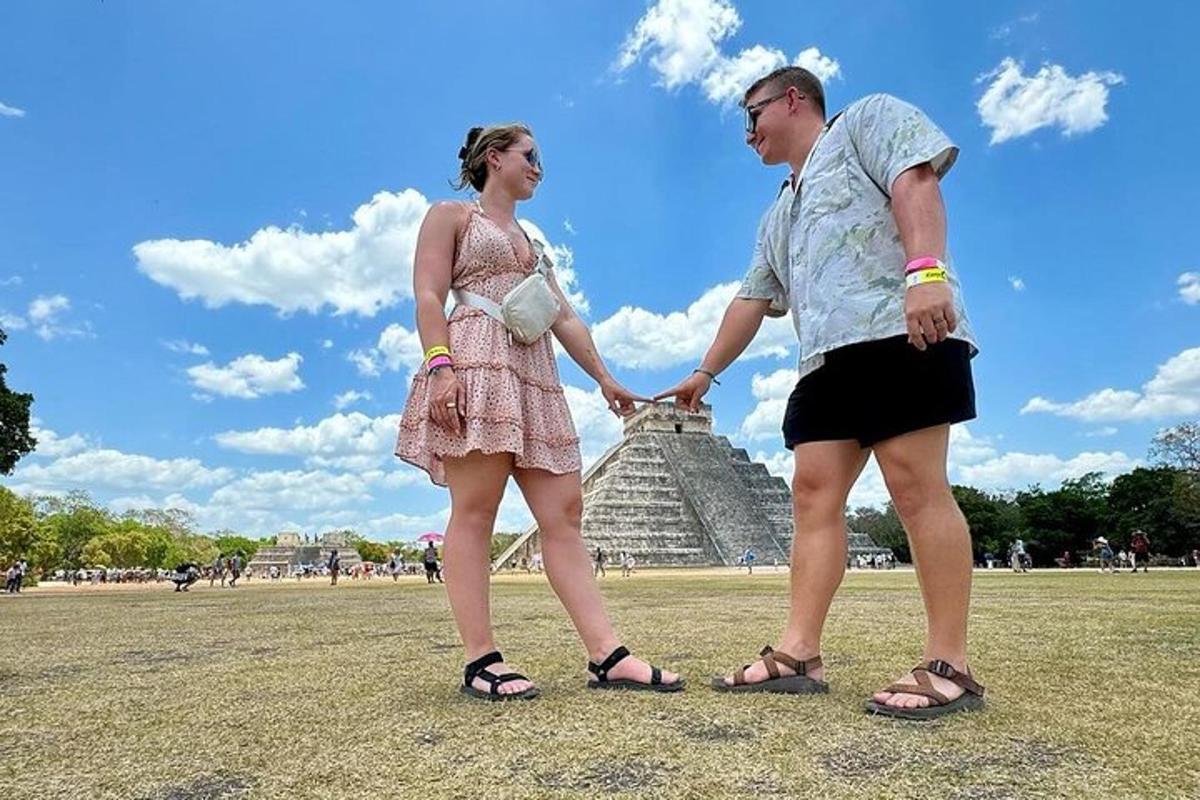 isang lalaki at babae na magkahawak kamay sa harap ng isang pyramid