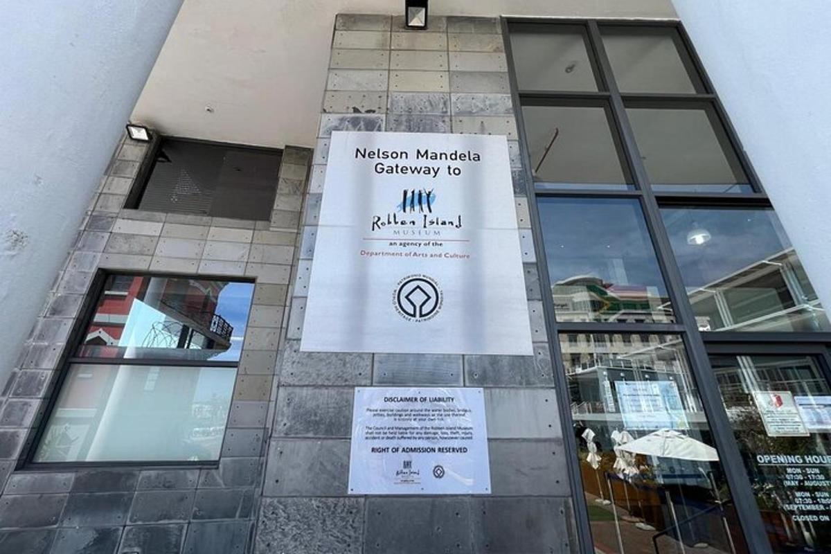 un cartello sul lato di un edificio